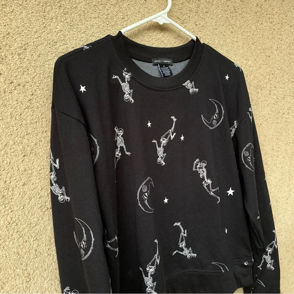 Halloween Black and White Skeleton Crewneck Sweater soft size medium - Picture 3 of 5